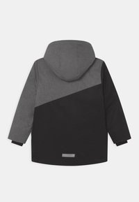 Bunda s kapucí a dlouhými rukávy, barevně kombinovaná v tmavě šedé a černé, se zdobnou reflexní páskou blízko spodní části zad.
