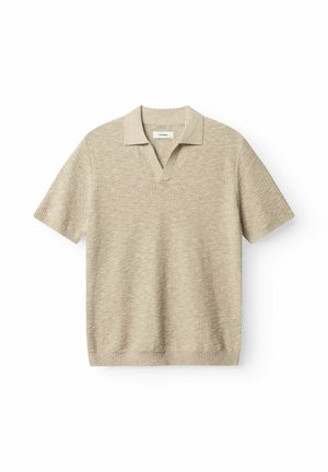 Beige gebreid poloshirt met korte mouwen, een geribde zoom en kraag, en een V-halsopening.