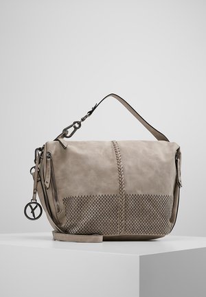 Bolso de hombro de cuero beige claro con centro vertical trenzado, panel frontal perforado, bolsillos con cremallera y correa desmontable sobre pedestal blanco.