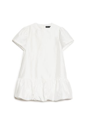 Robe blanche à manches courtes avec encolure ronde et ourlet froncé, fabriquée en tissu légèrement brillant, posée à plat sur un fond blanc.