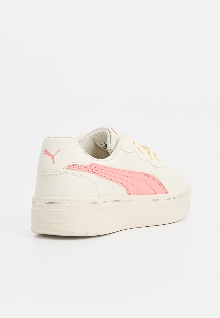 Puma Sneaker aus cremefarbenem Synthetikleder mit rosa und gelben Akzenten, im Low-Top-Design, dicker Sohle und Logodetail an der Seite.