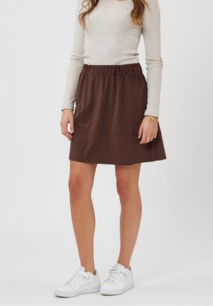 Jupe patineuse marron en tissu doux avec une taille élastique, présentant une texture lisse et un ourlet qui tombe au-dessus du genou.