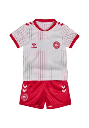Hvid og rødstribet kortærmet fodboldtrøje med rød krave og shorts, med DBU og hummel logoer på trøjen og shortsene.