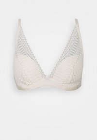Soutien-gorge triangulaire en beige clair avec des détails en dentelle délicats ; possède des bonnets souples, des bretelles fines et un fermoir discret à l'arrière.