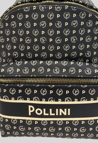 Czarny skórzany plecak z powtarzającym się wzorem okrągłych logo w kolorze beżowym, ozdobiony wyrazistą białą poziomą paską z napisem "Pollini."
