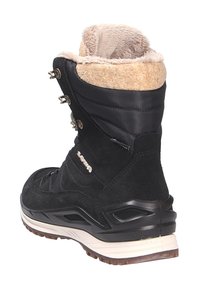 Zwarte winterboot van suède en synthetische materialen, met een nepbonten kraag, laksysteem en stevige rubberen zool voor grip.