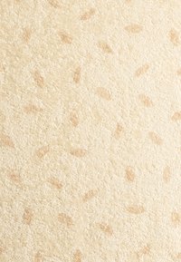 Beiges, strukturiertes Gewebe mit einem dezenten Muster aus hellbraunen Formen, das ein weiches, plüschiges Aussehen erzeugt und sich für Polsterungen oder dekorative Zwecke eignet.