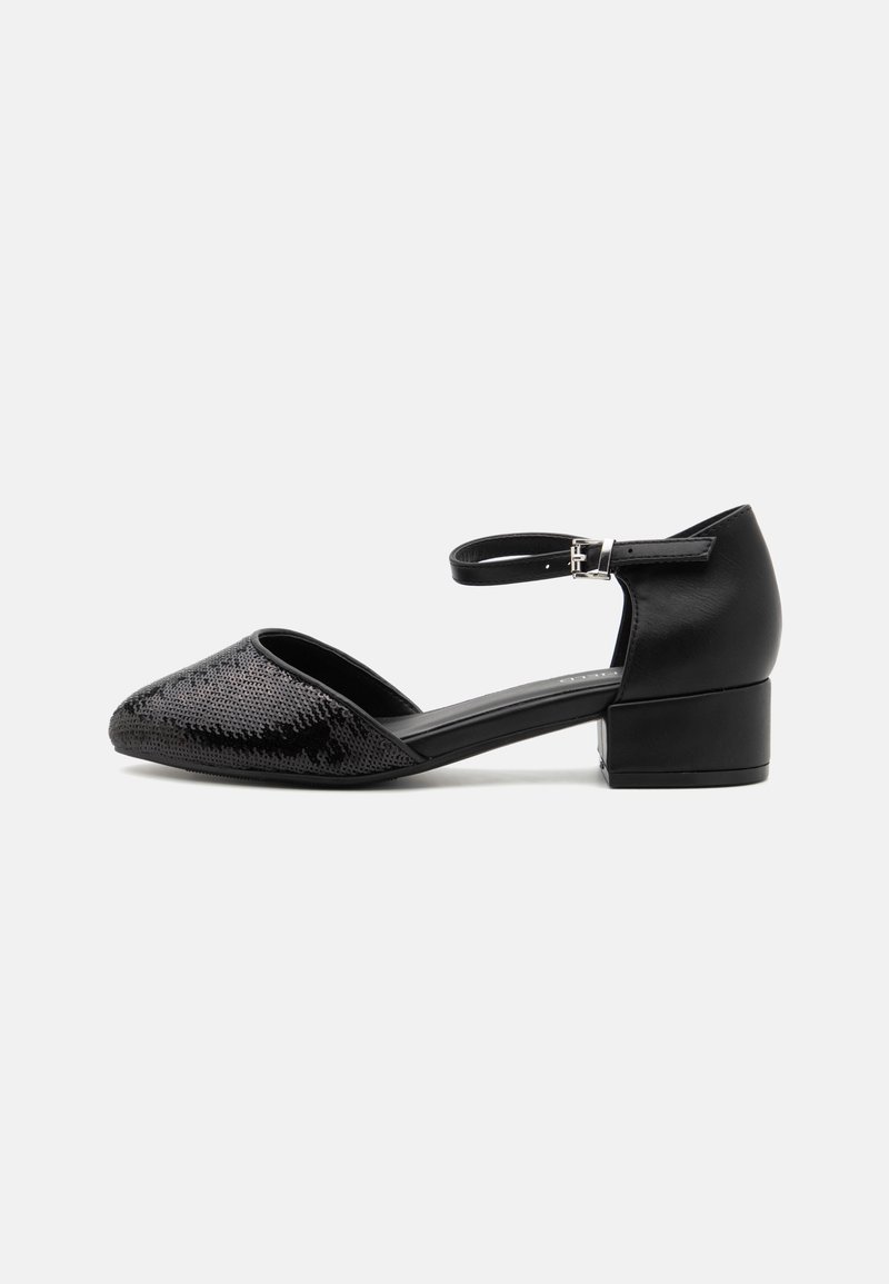 Chaussure noire pour femme à talon bas avec bride à la cheville, bout pointu couvert de sequins noirs et talon fermé sur fond blanc.