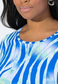 Ulla Popken COLORFUL ZEBRA SHORT SLEEVE - Camiseta estampada - aqua