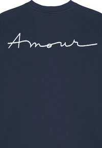 Sweatshirt bleu marine avec le texte brodé blanc "Amour" dans le dos. Encolure ras du cou, texture douce, avec une coupe décontractée.