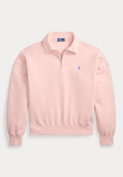 Ροζ ανοιχτό ροζ φούτερ με φερμουάρ τετάρτου στο γιακά, ριμπ μανσέτες και ζώνη στη μέση, με μικρό μπλε λογότυπο στο αριστερό στήθος.