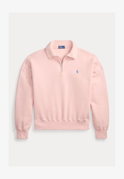 Ροζ ανοιχτό ροζ φούτερ με φερμουάρ τετάρτου στο γιακά, ριμπ μανσέτες και ζώνη στη μέση, με μικρό μπλε λογότυπο στο αριστερό στήθος.