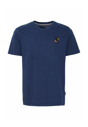 T-shirt di cotone blu navy con scollatura rotonda, maniche corte e un distintivo ricamato di un'aquila che include il testo "BORN LUCKY."