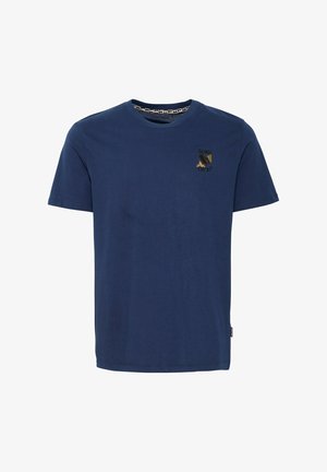 T-shirt di cotone blu navy con scollatura rotonda, maniche corte e un distintivo ricamato di un'aquila che include il testo "BORN LUCKY."