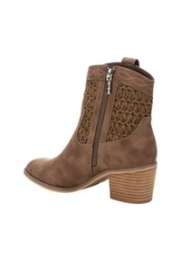 Stivaletti marroni con pannello intrecciato testurizzato, chiusura con zip laterale e tacco impilato con scanalature orizzontali. Materiale in suede.