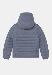 Šedá nafukovací bunda s kapucí, s prošívaným designem a elastickými manžetami. Hladký povrch a horizontální švy.