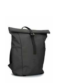 Sac à dos à rabat en nylon noir avec accents géométriques. Comprend des bretelles réglables et une poche avant avec fermeture à boucle métallique.