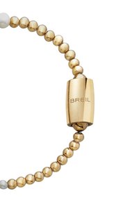 Goldbeadedarmband mit glatten runden Perlen und einem zylindrischen Verschluss, der mit "BREIL" graviert ist. Enthält weiße Akzentperlen.
