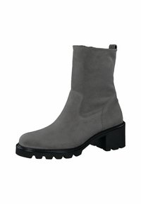 Botte cheville en daim gris avec une semelle plate-forme noire massive, bout rond et détails de couture subtils le long de la semelle. Fermeture éclair sur le côté.