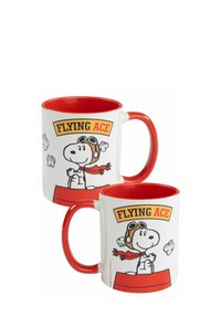 Tazza bianca con interno e manico rossi. Presenta un personaggio dei cartoni animati con occhiali da aviatore e sciarpa, testo "ACE VOLANTE" e mani contornate.