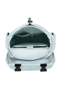 Helle blaue Tasche mit runder Form, ausgestattet mit einem Reißverschluss und Innenfächern, aus glattem, wasserabweisendem Material. Schwarze Hardware-Akzente.