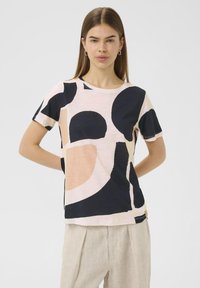 Tricou cu mânecă scurtă dintr-un material moale, având forme abstracte în nuanțe de bleumarin, roz pal și crem. Guler rotund și croială lejeră.