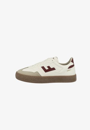 Weiße Leder-Sneaker mit einem karminroten Logo, beigen Wildlederakzenten und einer strukturierten braunen Gummisohle; ausgestattet mit sechs Schnürlöchern und einem gepolsterten Kragen.