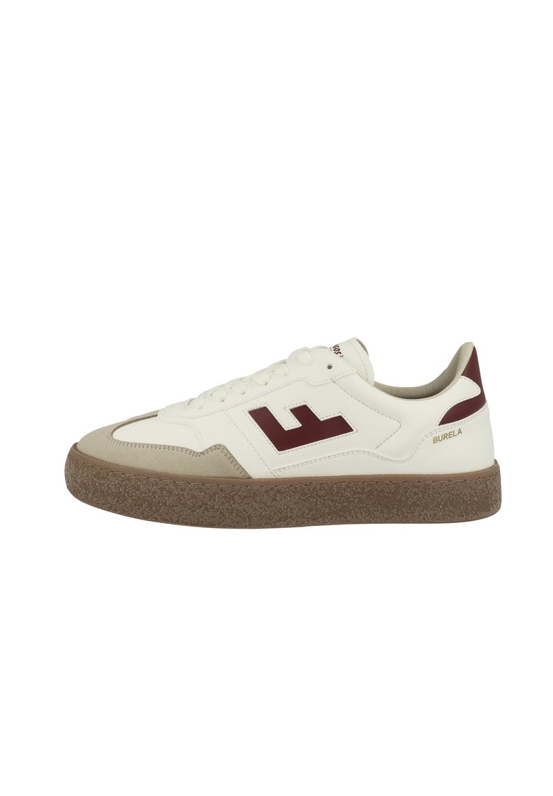 Valkoinen nahkakengät maroon-logolla, beige mokkanahka-akenteilla ja tekstiilikuosisella ruskealla kumipohjalla; varustettu kuudella nauholehdellä ja pehmustetulla kauluksella.