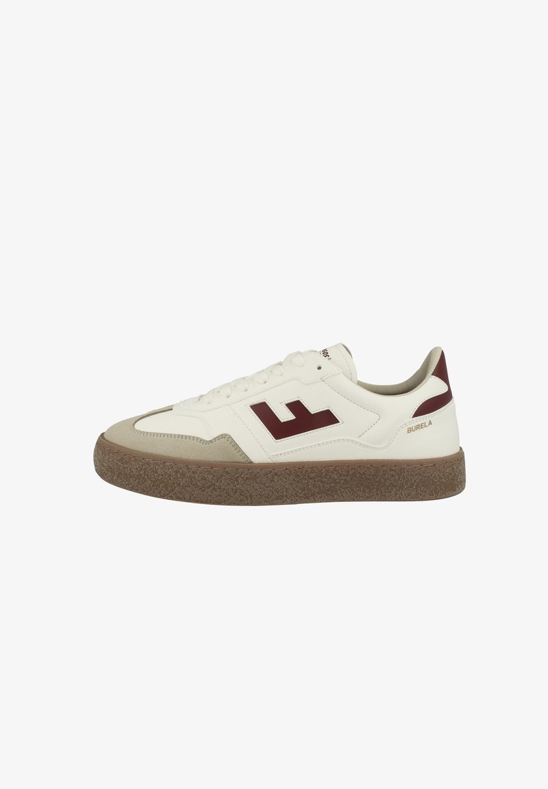 Valkoinen nahkakengät maroon-logolla, beige mokkanahka-akenteilla ja tekstiilikuosisella ruskealla kumipohjalla; varustettu kuudella nauholehdellä ja pehmustetulla kauluksella.