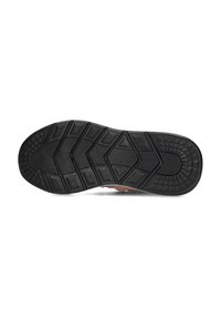 Schwarze Gummisohle mit einem strukturierten Grip-Muster, das hexagonale und diamantförmige Formen für mehr Halt aufweist. Der Rand verläuft schmaler und hat eine leichte Kurve.