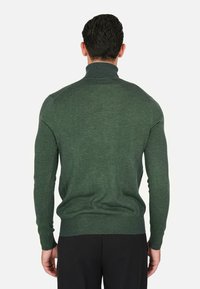 Maglione verde a collo alto lavorato a maglia con maniche lunghe, colletto, polsini e orlo a coste, caratterizzato da una texture liscia e un design aderente.