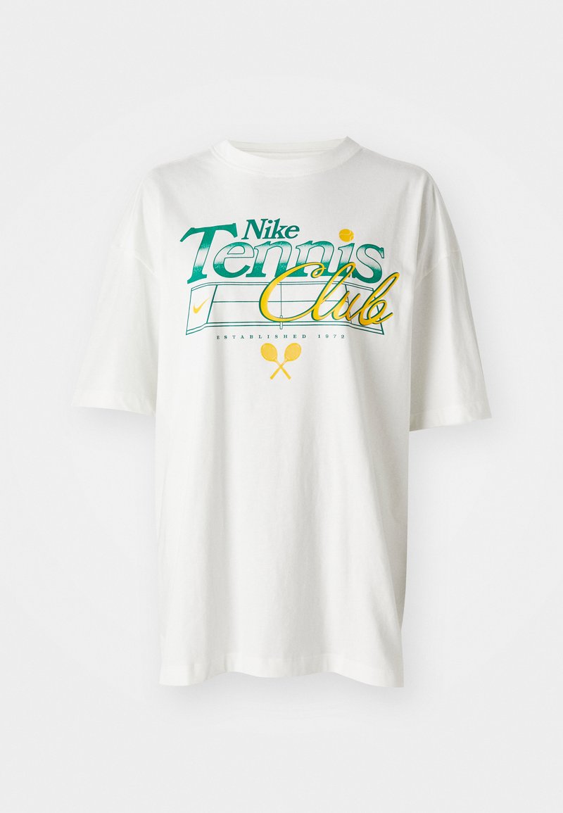 Weißes Baumwoll-T-Shirt mit einem grünen und gelben Grafikdruck, "Nike Tennis Club", mit Tennismotiven und dem Gründungsjahr 1972.