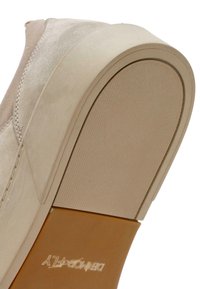 Sneaker in suede beige con suola in gomma dalla superficie testurizzata, tacco arrotondato e dettaglio del logo discreto sul fondo.