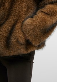 Urban Classics Winterjacke - brown black