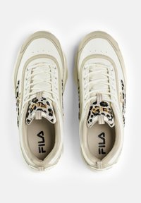 Scarpe sportive bianche con dettagli in stampa leopardata, materiali in pelle e sintetici, suola spessa e marchio ben visibile sui lati e sulla linguetta.