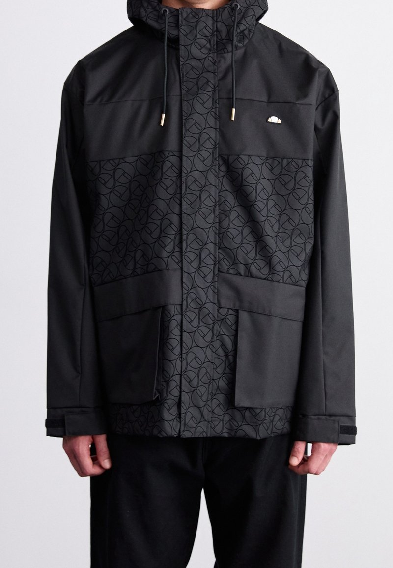 Svart jacka med ett strukturerat mönster på framsidan, justerbar huva, framfickor och en slät yta. Guldiga detaljer är inkluderade.