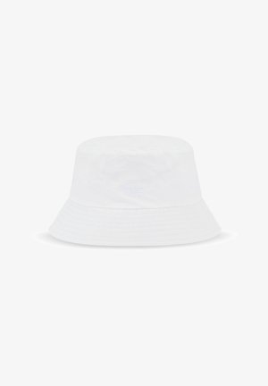 Fehér, sima textúrájú, anyagból készült kalap, amelyen elöl egy diszkrét hímzett logó található, és széles, lapos karimával rendelkezik.