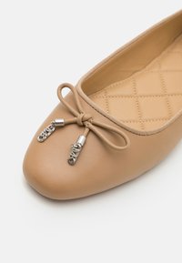 MICHAEL Michael Kors NORI FLEX FLAT - Ballerine - camel