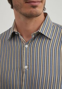 Chemise pour homme à col avec de fines rayures verticales bleu, jaune et blanc. Dotée d'une patte de boutonnage et d'une texture en coton lisse.