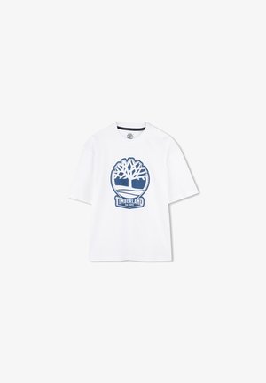 T-shirt in cotone bianco con logo di un albero blu navy e testo "TIMBERLAND Est. 1973". Maniche corte, design a girocollo, texture liscia.