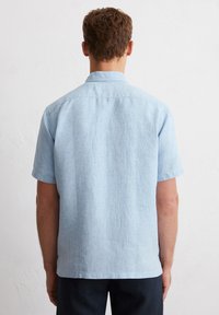 Hellblaues, kurzärmliges Hemd aus Leinen mit lockerem Schnitt, einfachem Kragen und geradem Saum.