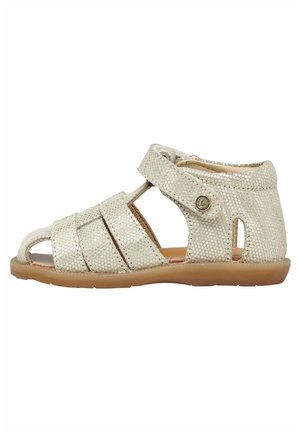 Børnesandal i metalisk guld med lukket hæl, flere remme, hook-and-loop ankelrem og lys brun gummiydersål.