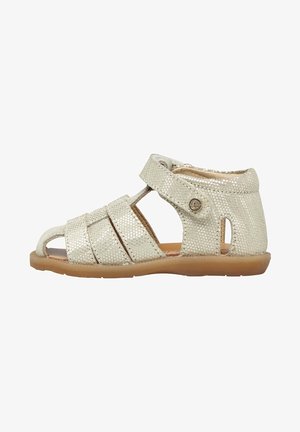 Børnesandal i metalisk guld med lukket hæl, flere remme, hook-and-loop ankelrem og lys brun gummiydersål.