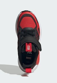 Crveno-crni atletski tenisice s mrežastim gornjim dijelom, čičak trakama i okretnom potplatom. Ima Marvel oznaku na peti i jeziku.