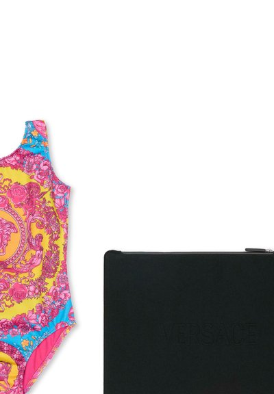 Maillot de bain une pièce coloré avec des motifs floraux en rose, jaune et bleu ; accompagné d'une pochette noire zippée embossée du nom "VERSACE".