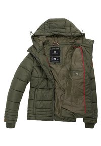 Giacca a vento verde con design trapuntato, chiusura con zip e dettagli rossi. Tasca interna visibile; tessuto testurizzato con polsini a coste.
