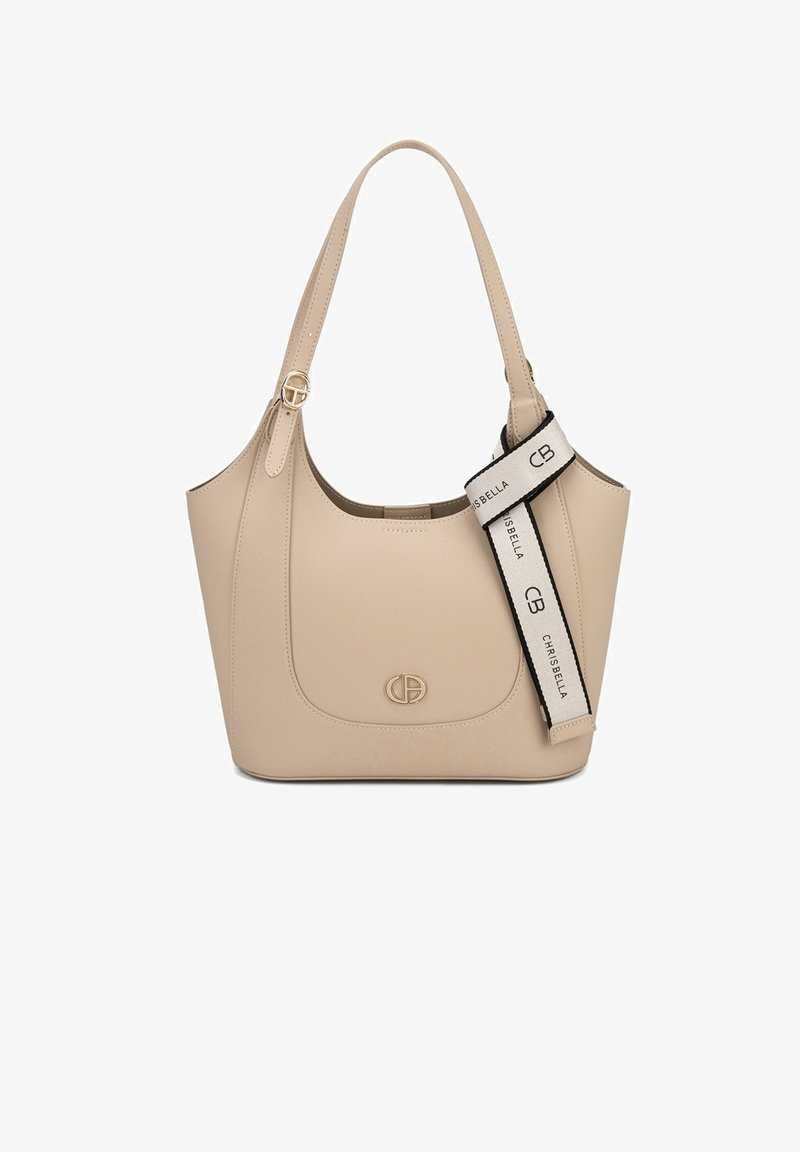 Borsa tote in pelle beige con forma arrotondata, parte superiore piatta e manici corti. Presenta un dettaglio con logo e una tracolla a contrasto con testo.