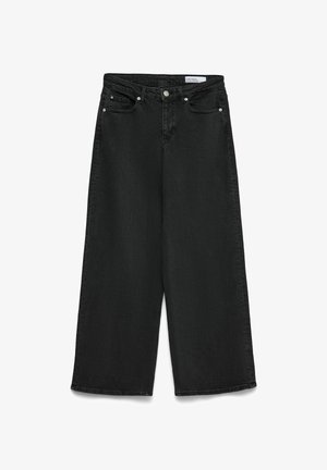 Mustad laia säärega teksapüksid esipidiste nööpide, luku, vööaasade ja viie tasku disainiga, tasapinnal valgel taustal.