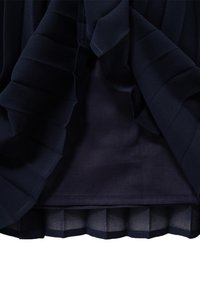 Abito blu navy plissettato con ruffles in chiffon sovrapposti lungo lo scollo e una fodera interna liscia. Tessuto texturizzato con una finitura trasparente.