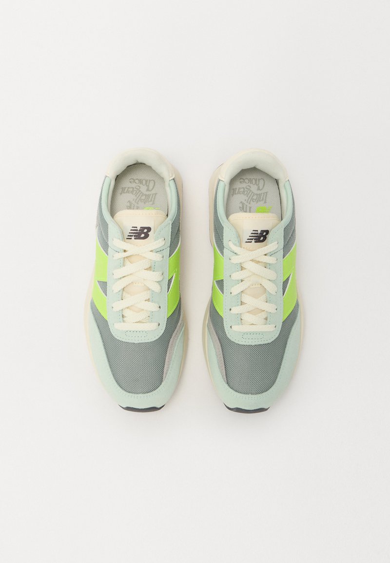 Grüne und graue Sneakers aus Mesh und Wildleder mit neon grünen Akzenten, cremefarbenen Schnürsenkeln und einer gummierten Sohle.